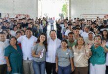 Photo of Huacho Díaz entrega becas a jóvenes estudiantes