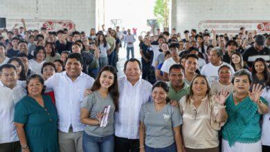 Photo of Huacho Díaz entrega becas a jóvenes estudiantes