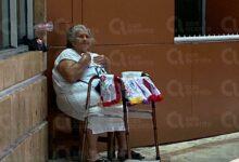 Photo of Abuelita vende servilletas para sus gastos diarios