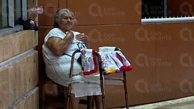 Photo of Abuelita vende servilletas para sus gastos diarios