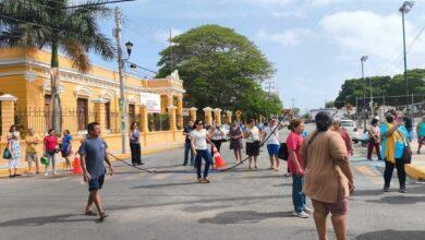 Photo of Padres de familia cierran calles de San Sebastián en Mérida
