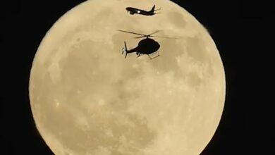 Photo of ¡»Conjunción» de la Luna, el avión y el helicóptero!