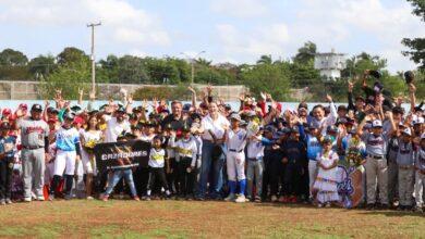 Photo of Reconoce Ceci Patrón a las familias de la Liga Meridana de Béisbol