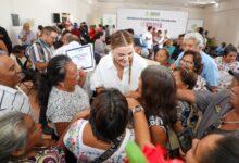 Photo of Entrega Ceci Patrón apoyos de “Enchula tu casa” a adultos mayores