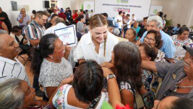 Photo of Entrega Ceci Patrón apoyos de “Enchula tu casa” a adultos mayores