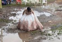 Photo of Quinceañera celebra su fiesta entre lluvia, lodo y alegría