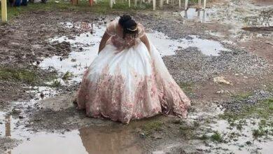 Photo of Quinceañera celebra su fiesta entre lluvia, lodo y alegría