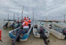 Photo of Pescadores yucatecos venden en Facebook chalecos y radios satelitales que les regalaron