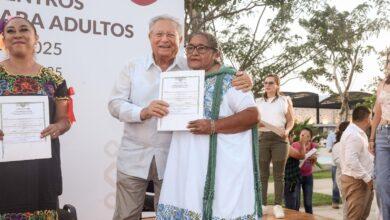 Photo of 650 personas adultas concluyen estudios de primaria y secundaria en Yucatán