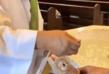 Photo of Un sacerdote bendice un Labubu y causa polémica