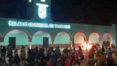 Photo of Tensión en Tzucacab; incendian Palacio Municipal