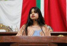 Photo of Galardonada con Premio de la Juventud encara a diputados en plena ceremonia