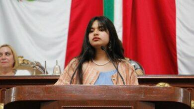 Photo of Galardonada con Premio de la Juventud encara a diputados en plena ceremonia