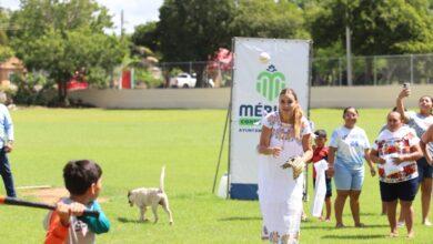 Photo of Entrega Ceci Patrón rehabilitación del campo deportivo de Hunxectamán