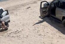 Photo of Camionetas quedan atoradas en la arena de Chelem