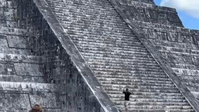 Photo of Turista burla seguridad e intenta subir a pirámide de Kukulcán