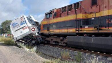 Photo of Autobús choca con tren en Guanajuato; hay varias víctimas