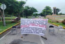 Photo of Jubilados de Pemex bloquean acceso al aeropuerto de Mérida