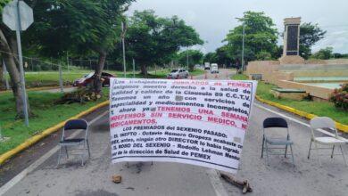 Photo of Jubilados de Pemex bloquean acceso al aeropuerto de Mérida