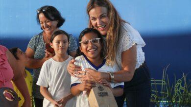 Photo of Cecilia Patrón apoya con mas de seis mil lentes a estudiantes de primaria