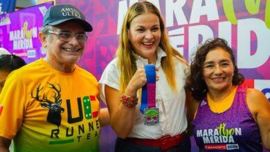 Photo of Cecilia Patrón presenta la playera, medalla y ruta del Marat’hon Mérida-Banorte 2026