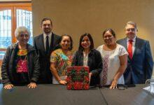 Photo of Presentan libro que impulsa la preservación del bordado maya como patrimonio vivo de Yucatán