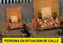 Photo of Hombre en situación de calle honra a sus muertos con ofrenda emotiva