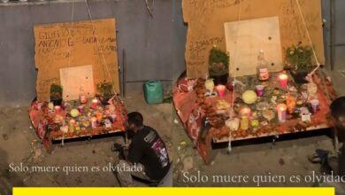 Photo of Hombre en situación de calle honra a sus muertos con ofrenda emotiva