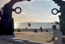 Photo of Influencer extranjero desata polémica al usar el Portal Maya de Playa del Carmen como arco de fútbol