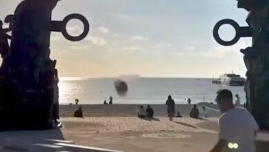 Photo of Influencer extranjero desata polémica al usar el Portal Maya de Playa del Carmen como arco de fútbol