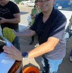 Photo of Influencer realiza experimento lavando autos y afirma que “el pobre es pobre porque quiere”