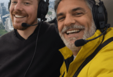 Photo of MrBeast bromea al subir a un helicóptero con Eugenio Derbez en México