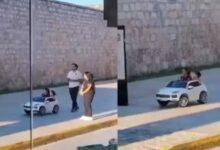 Photo of Joven regala un momento de alegría a niña vendedora en el Centro Histórico de Campeche