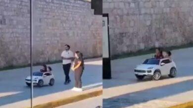 Photo of Joven regala un momento de alegría a niña vendedora en el Centro Histórico de Campeche