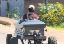 Photo of Video viral muestra “auto ataúd” circulando en México y desata humor en redes