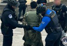 Photo of Adolescente de 18 años es arrestado frente al Capitolio de EE. UU. tras correr armado con una escopeta