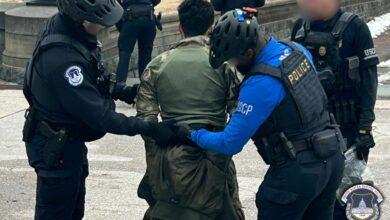 Photo of Adolescente de 18 años es arrestado frente al Capitolio de EE. UU. tras correr armado con una escopeta