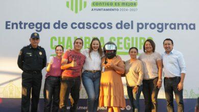 Photo of Entrega Ayuntamiento de Mérida 175 cascos gratuitos a trabajadores en motocicleta