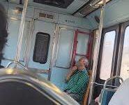 Photo of Adulto mayor viaja en el Metro CDMX con su propia silla por falta de asiento