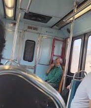 Photo of Adulto mayor viaja en el Metro CDMX con su propia silla por falta de asiento