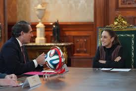 Photo of Sheinbaum anuncia inversión de $6 mil millones y llegada del trofeo del Mundial 2026