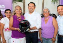 Photo of Mérida entrega cascos a mujeres motociclistas con programa “Chambea Seguro”