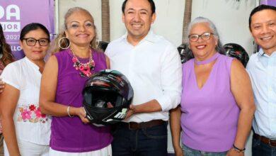 Photo of Mérida entrega cascos a mujeres motociclistas con programa “Chambea Seguro”