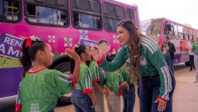 Photo of Niñas y niños de Casa Otoch viven la experiencia de conocer el trofeo del Mundial 2026