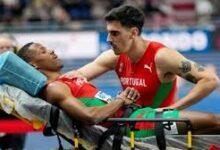 Photo of Atleta termina su relevo pese a ser pisado en pleno Mundial y luego es retirado en camilla