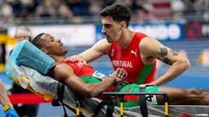 Photo of Atleta termina su relevo pese a ser pisado en pleno Mundial y luego es retirado en camilla