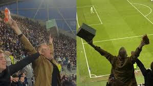 Photo of Hincha del Everton se vuelve viral por llevar una tostadora al estadio y la convierten en “amuleto de la suerte”