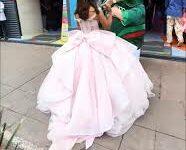 Photo of Dr. Simi sorprende al bailar vals con una quinceañera en la calle y el momento se vuelve viral