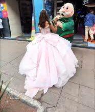 Photo of Dr. Simi sorprende al bailar vals con una quinceañera en la calle y el momento se vuelve viral