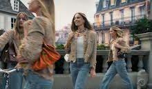 Photo of Margot Robbie rinde homenaje a Kylie Minogue en campaña de Chanel inspirada en un video icónico